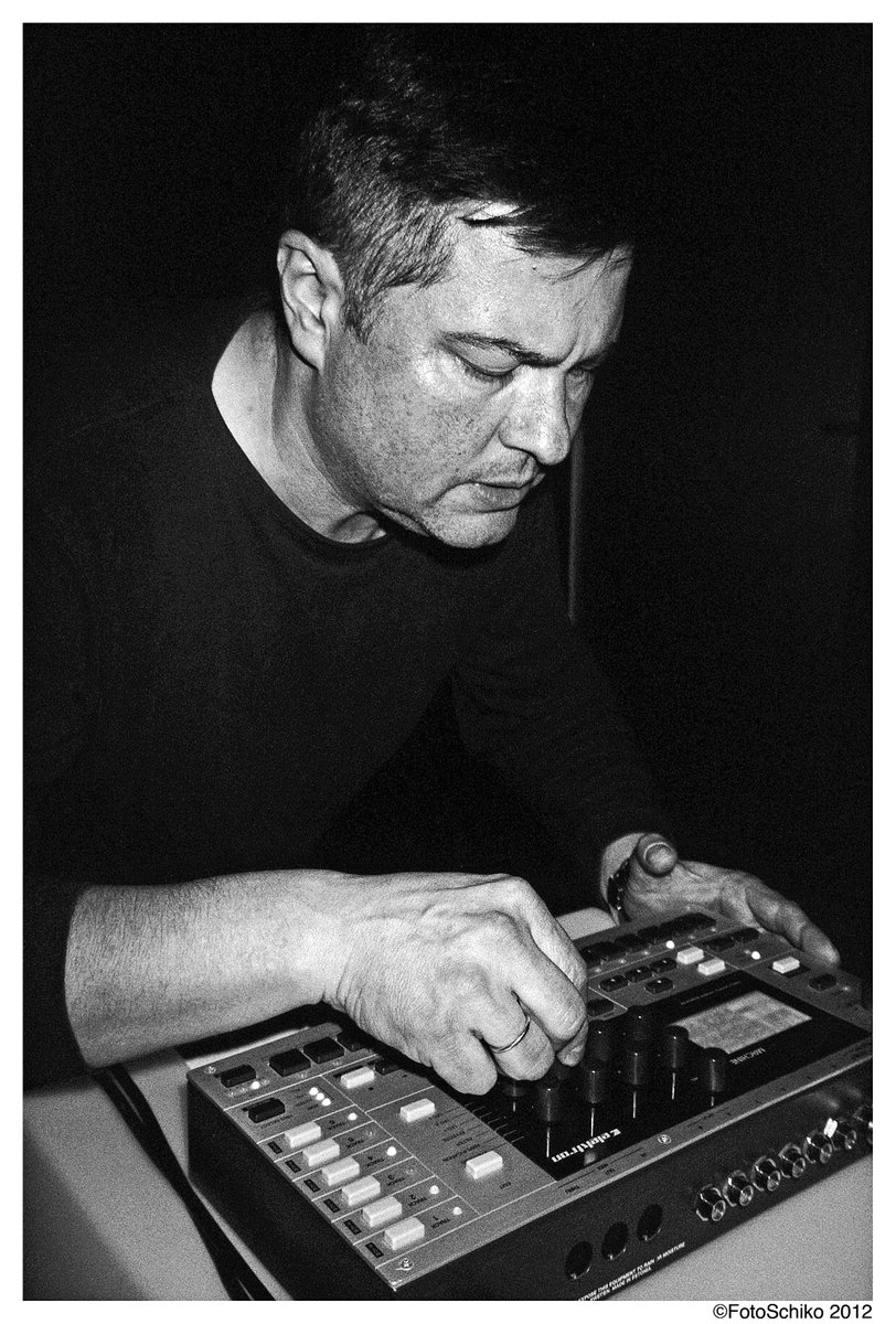 Rotunde_Bochum's tweet photo. #HarmoniousThelonious aka @AntonelliElectro aka #StefanSchwander of #SalonDesAmateurs @versatile_rec and #TrilogyTapes #live #concert at @Rotunde_Bochum #Bochum #Germany this Friday (13.01) 23:00 h !!!! // #Afro #House #Techno #Minimal #drums #percussion #afrohouse #club https://t.co/nf3AbthlNt