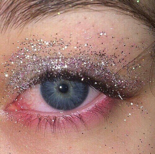 Zaraayann's tweet photo. 外人のEyeメイク,
基本にこれからメイクしていこう！笑👀💖✨
それにしてもbeautifulすぎ https://t.co/hBSTYXwotj