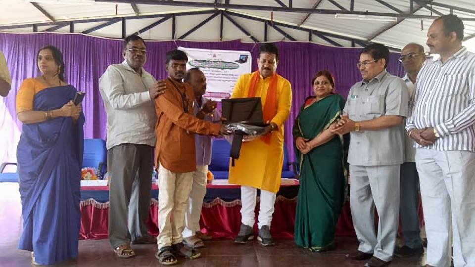 SRVishwanathBJP's tweet photo. #FreeLaptop distribution to the students from #FirstGradeCollege at #MyYelahanka @BJP4Karnataka https://t.co/csR5RGLMjJ
