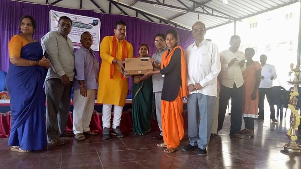 SRVishwanathBJP's tweet photo. #FreeLaptop distribution to the students from #FirstGradeCollege at #MyYelahanka @BJP4Karnataka https://t.co/csR5RGLMjJ