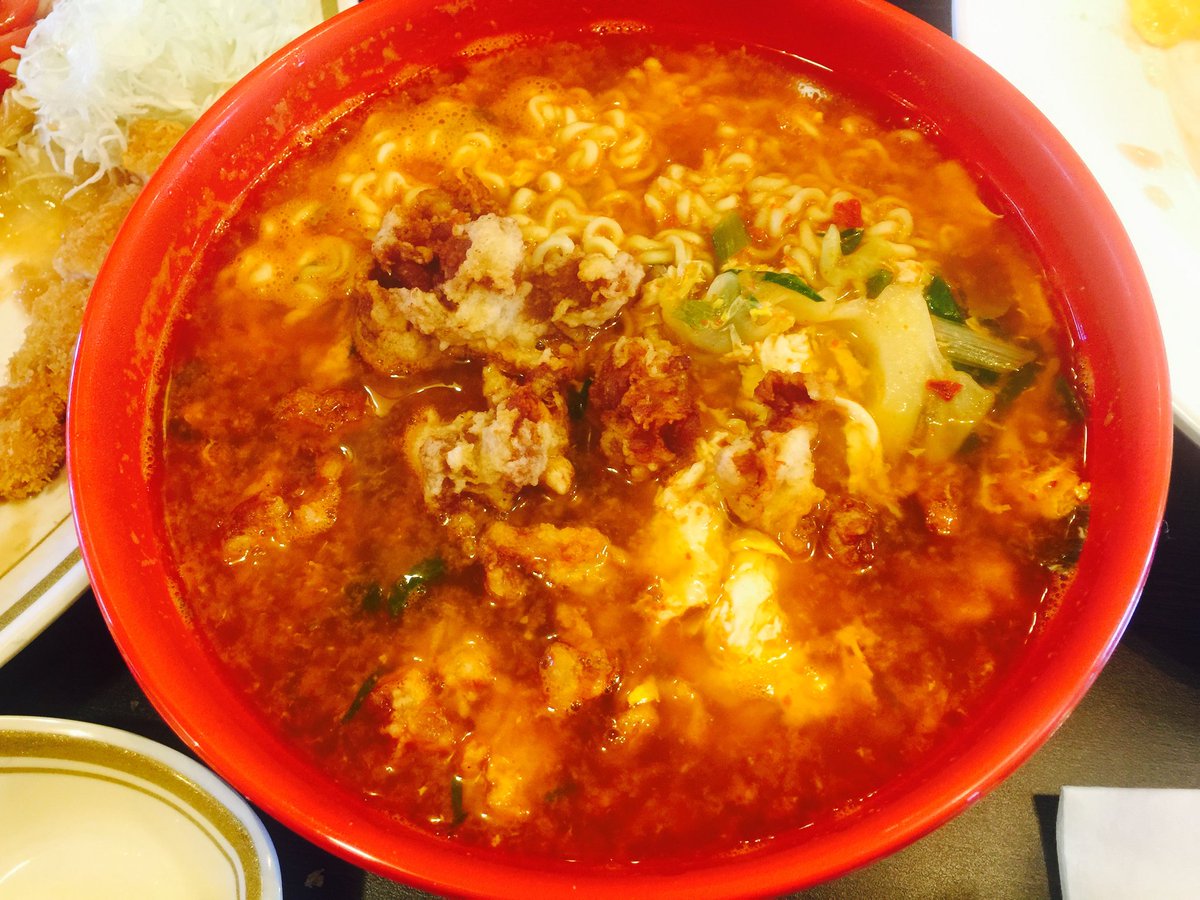 [젓가락]

1: 오빠 저희 혹시 젓가락 주실 수 있으세요?
지원: (수근이형 보면서) 젓가락! 아이구 라면에 젓가락도 안 주구우! 라면에 젓가락도 안 주구, 라면 갖다 주구 아주 그냥 난리구마안~!

젓가락 가지고 와서 한 명씩 손에 쥐어주심ㅠㅠ

#은지원 #강식당