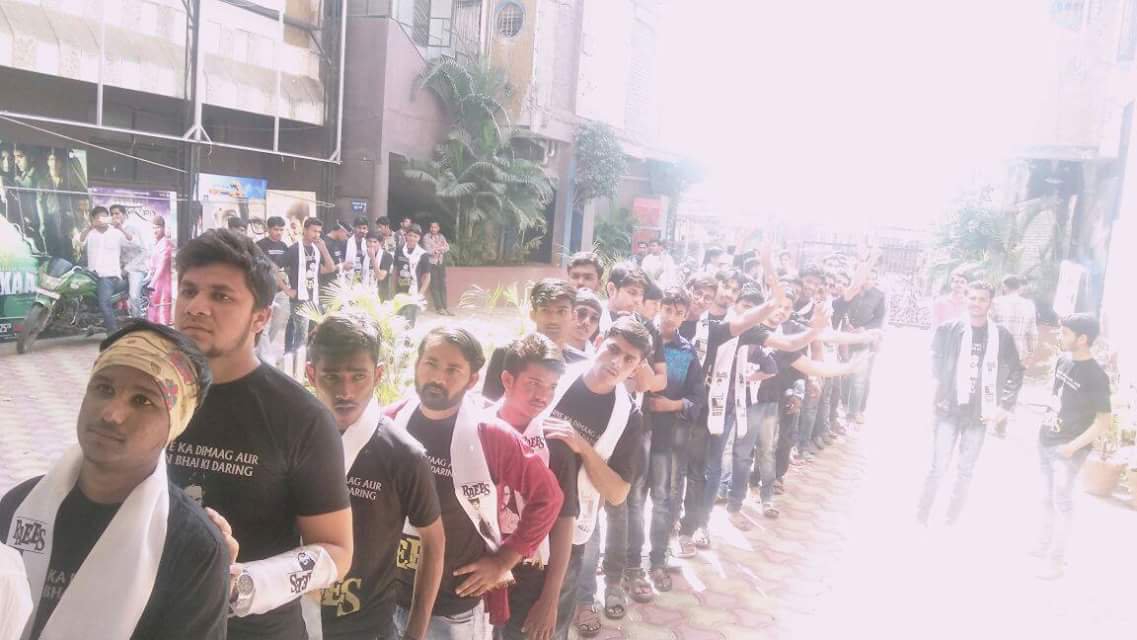 WallenFansClub3's tweet photo. #Flashback #RaeesCraze : SRK Fans from Beed. Thats a Fandom of Shah Rukh Khan. Different and Unique. Watch #RaeesAgain ๐๐๐ค@iamsrk https://t.co/bolrlw0n29