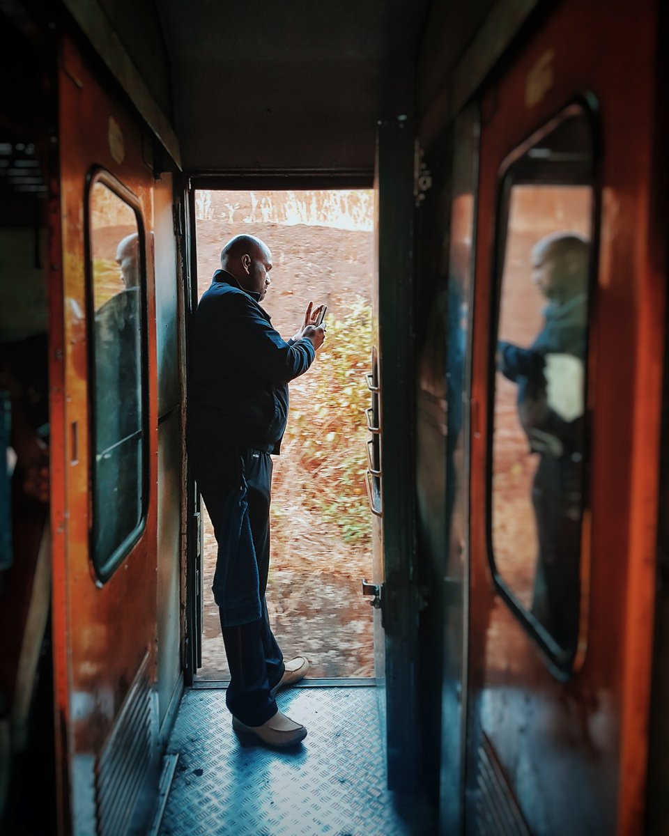 windowseatprj's tweet photo. Whenever I wake up in a train, what I do first and foremost is that I stumble towards the door of the train. Always fearing that that spot would be occupied.

Read the entire story ⬇

https://t.co/IRpIqUjDcU

#relflectionpoint #indianrailways #windowseatproject https://t.co/2C7MFp0IHI