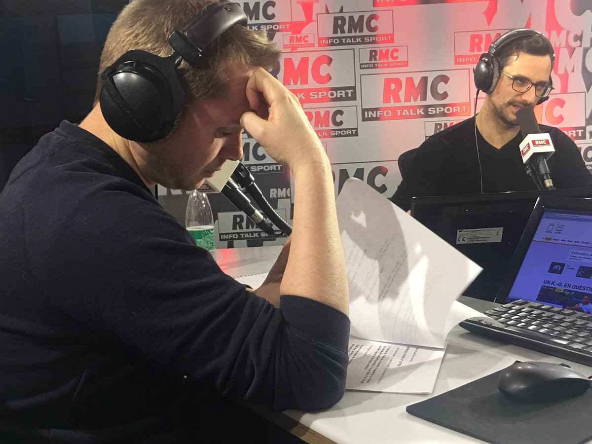 Moscato_Show's tweet photo. De retour aux affaires @AAigoinRMCSPORT révise son Journal Moyen et peaufine son Kikadi 
#BonEleve #CoucouFleufleu 👋 #rmclive https://t.co/A4RGbLi1xh