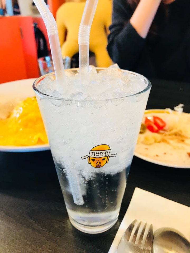 (우린 사이다랬는데 오빠가 콜라라고 들으셨는지 콜라라고 말하셔서 걍 콜라 마심ㅋㅋㅋ)
3: 아니요. 하나 하나요
지원: 사이다 하나 콜라 하나
1~4: 네   
지원: 음식 나올 때!
1~4: 네!

#은지원 #강식당