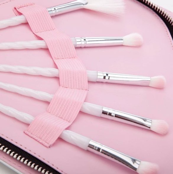 thebeautystore's tweet photo. Hands up who needs new brushes? We LOVE @NikoProTools for flawless beauty! Shop here: https://t.co/smRfofXpJS #TBS https://t.co/0QqbAZMX0B