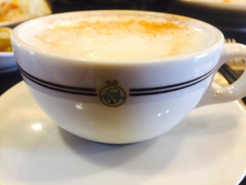 [커피 주문]
1: 오빠 저희 음료 주문해도 돼여?
지원: 뭐 어떤거여?
3: 저희 아메리카노~
지원: 테이크아웃!
3: 네! 아이스!
지원: 아이스로!
1: 두 개요
지원: 두 개
4: 아니 나도
지원: (계속 고개 요리조리) 세 개
2: 아이스 세 개, 비엔나 커피 하나
지원: 비엔나 하나
1~4: 네

#은지원 #강식당