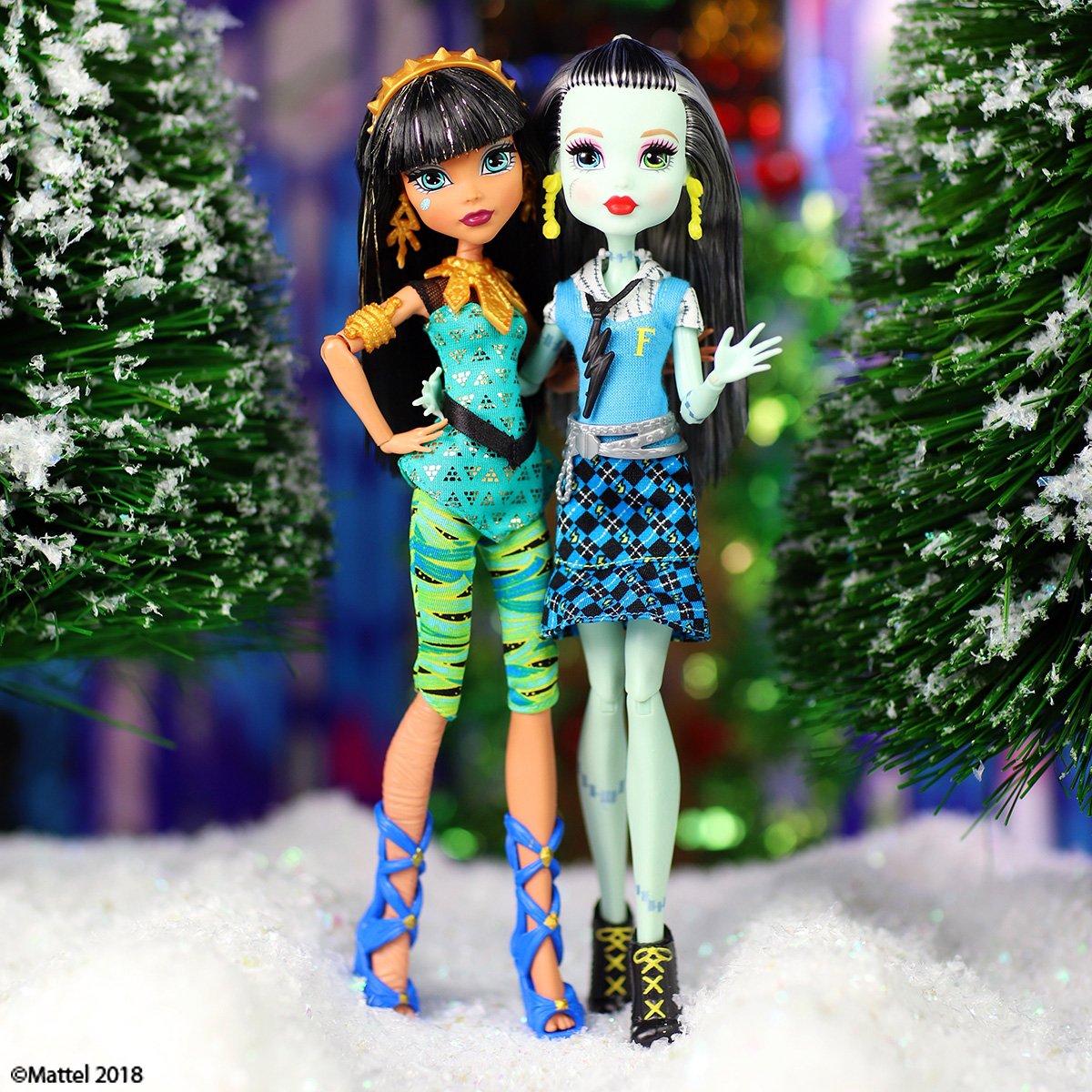 MonsterHigh's tweet photo. When it comes to scary-coolest #KindMonster friends, it takes one to snow one. 💗 https://t.co/C0jLHEaul7