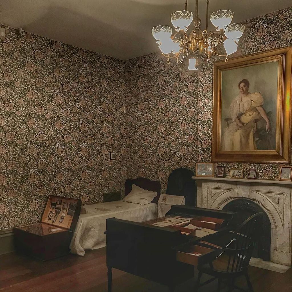 medicimuseums's tweet photo. Who else can use some rest after the holidays? 🙋‍♀️🙋‍♂️ At the Jane Addams Hull-House, you can see Jane Addams’ bedroom and desk, where she worked tirelessly to improve the lives of Chicago’s immigrant population. Plus, the #museum is convenientl… https://t.co/AcMwHBHusi https://t.co/UMjRUUTkv0