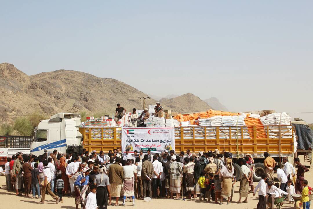 UAEAid's tweet photo. #UAE_RedCresent provides #food_aid to #Behan resident in #Shabwa as part of #UAE humanitarian campaign in #Yemen #UAEAid https://t.co/bleNmNAt9N
