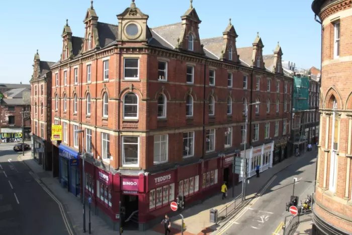 peoplesholdings's tweet image. We’re bringing the energy to #LeedsKirkgate! Read all about @RushbondPLC's  plans to revitalise the Kirkgate area - and our move to the charming building that is New York House. ow.ly/TD9V30hFKg1