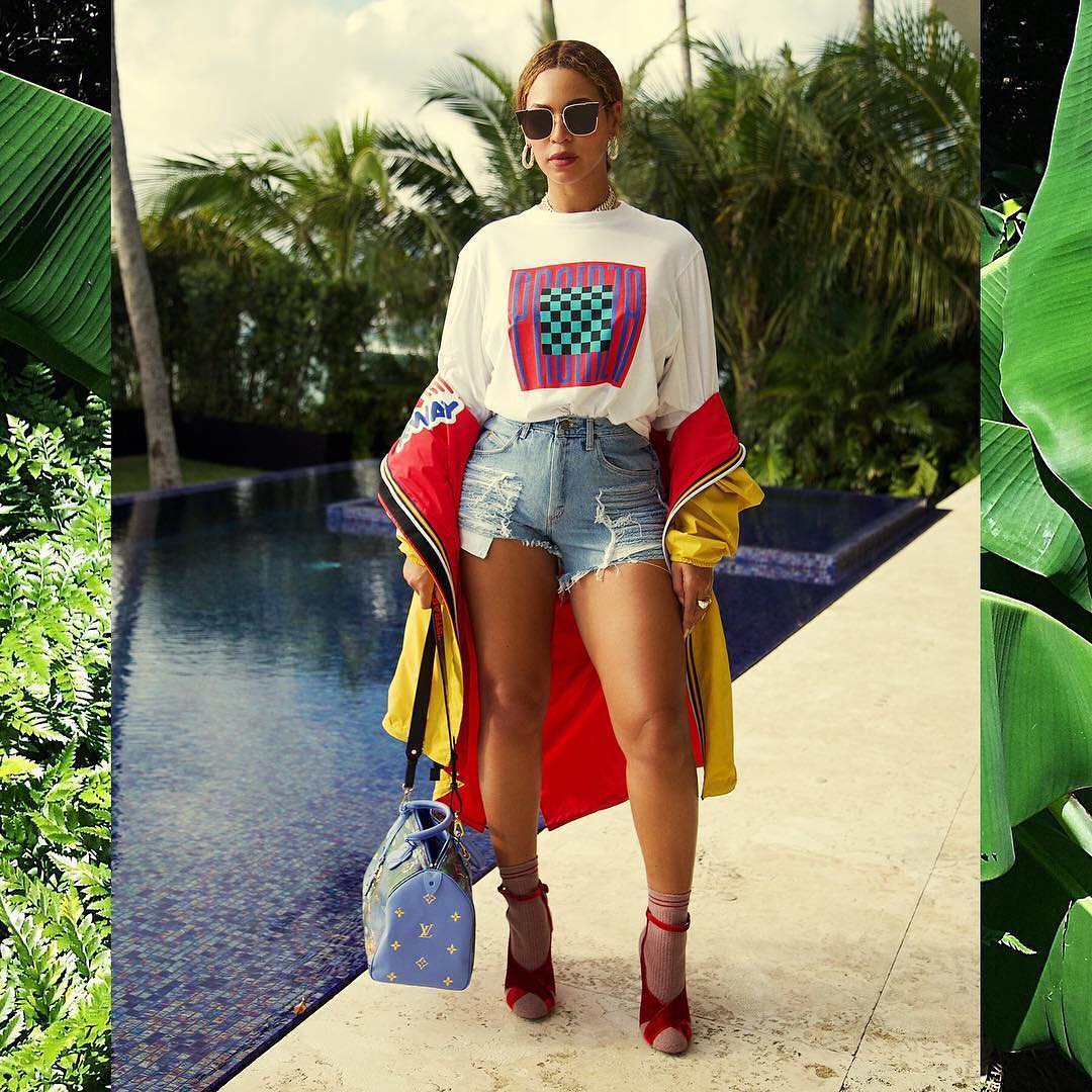 proenzaschouler's tweet photo. .@beyonce in a #PSWL graphic t-shirt. https://t.co/oODVp0JbkD