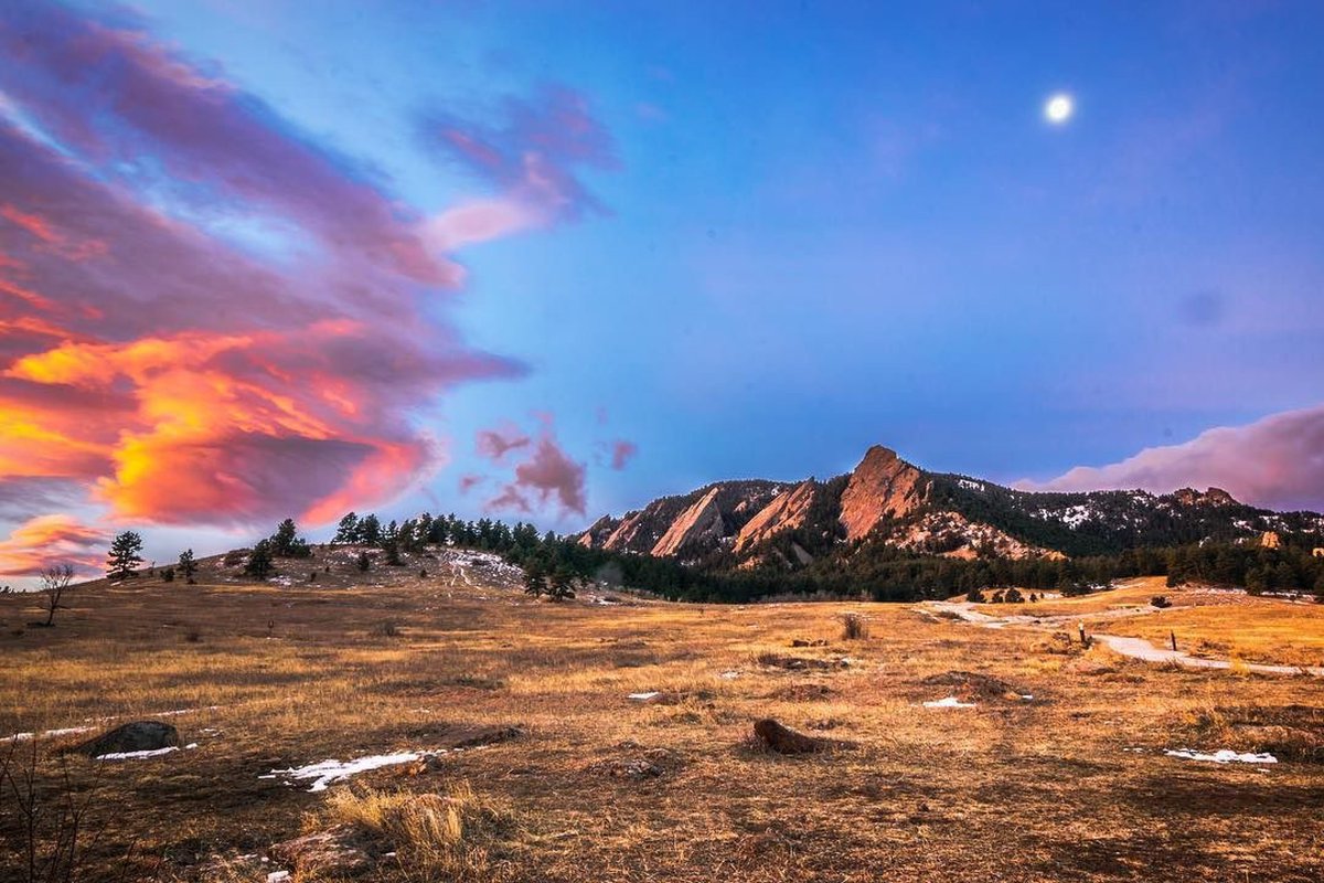 bouldercolorado's tweet photo. Love those #Boulder sunrises. 📷: the_great_gatzby via Instagram. https://t.co/SuvLzB4aeG