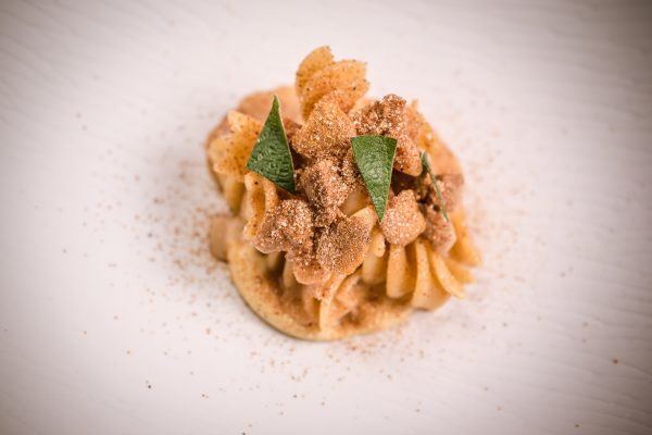 WineNewsIt's tweet photo. #Dietamediterranea valorizzata con #pasta e #legumi: ecco il tema #PrimoPiattoDeiCampi n. 2, progetto di #LSDM e #PastificiodeiCampi per #chef under 35. Trionfano in #exequo #FabianaScarica del #VillaChiara di #VillaEquense e #AlbaEsteveRuiz #chef @MarzapaneRoma https://t.co/V2rbnTSBBA