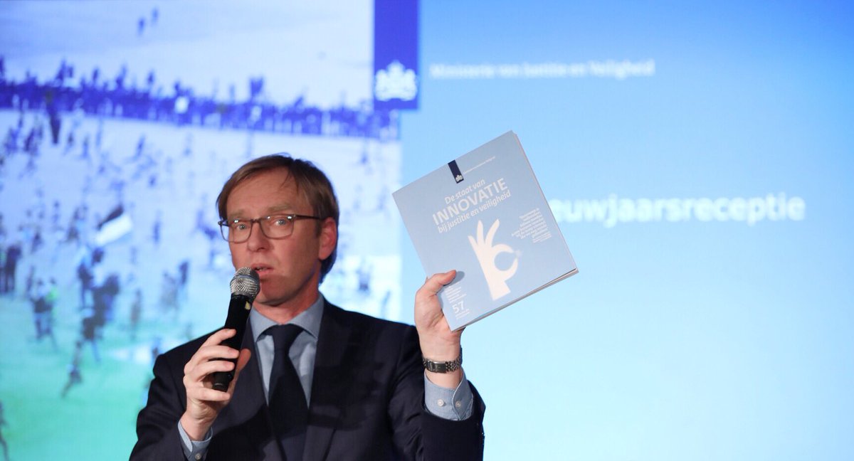 InnoveermeeJenV's tweet photo. Magazine De Staat van Innovatie is gelanceerd bij nieuwjaarsbijeenkomst @ministerieJenV Een must read voor wie wil weten welke innovaties bij het ministerie bijdragen aan een veiliger en rechtvaardiger Nederland. https://t.co/dnuXP3TwzF