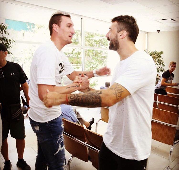 palacios_mauro's tweet photo. "_Vos evitalos que yo los hago" _"Trato hecho" 😉 #River #Armani #Pratto https://t.co/6DT7Xi6DLX