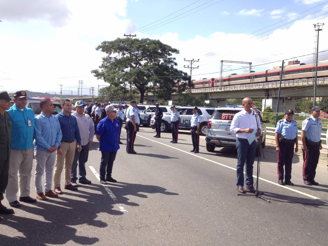 MirandaGob's tweet photo. Gob. @HectoRodriguez: mi mensaje es claro, la única opción que tienen las bandas criminales es entregarse porque las vamos a combatir. Nos eligieron para defender al pueblo, no para asustarnos ante los criminales. En Miranda el territorio lo controla el Estado, no paramilitares. https://t.co/pVWrV2WGSN