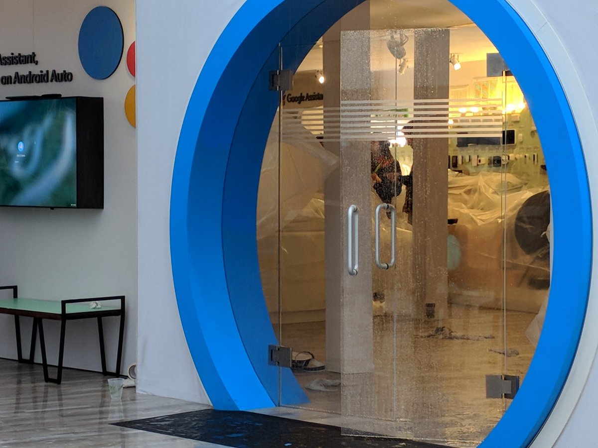 fredericl's tweet photo. Rain has shut down the Google booth at CES. #cespocalypse https://t.co/xcqLMYjsyo