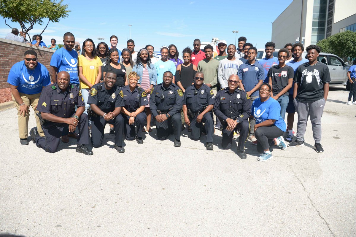 ProjectUnityNTX's tweet photo. It's #LawEnforcementAppreciationDay! Thanks @DallasPD @disdpolice @DART_PD & all the officers who work hard to keep our community safe! We love partnering with you. #DFWYearOfUnity https://t.co/sR3kSenceh