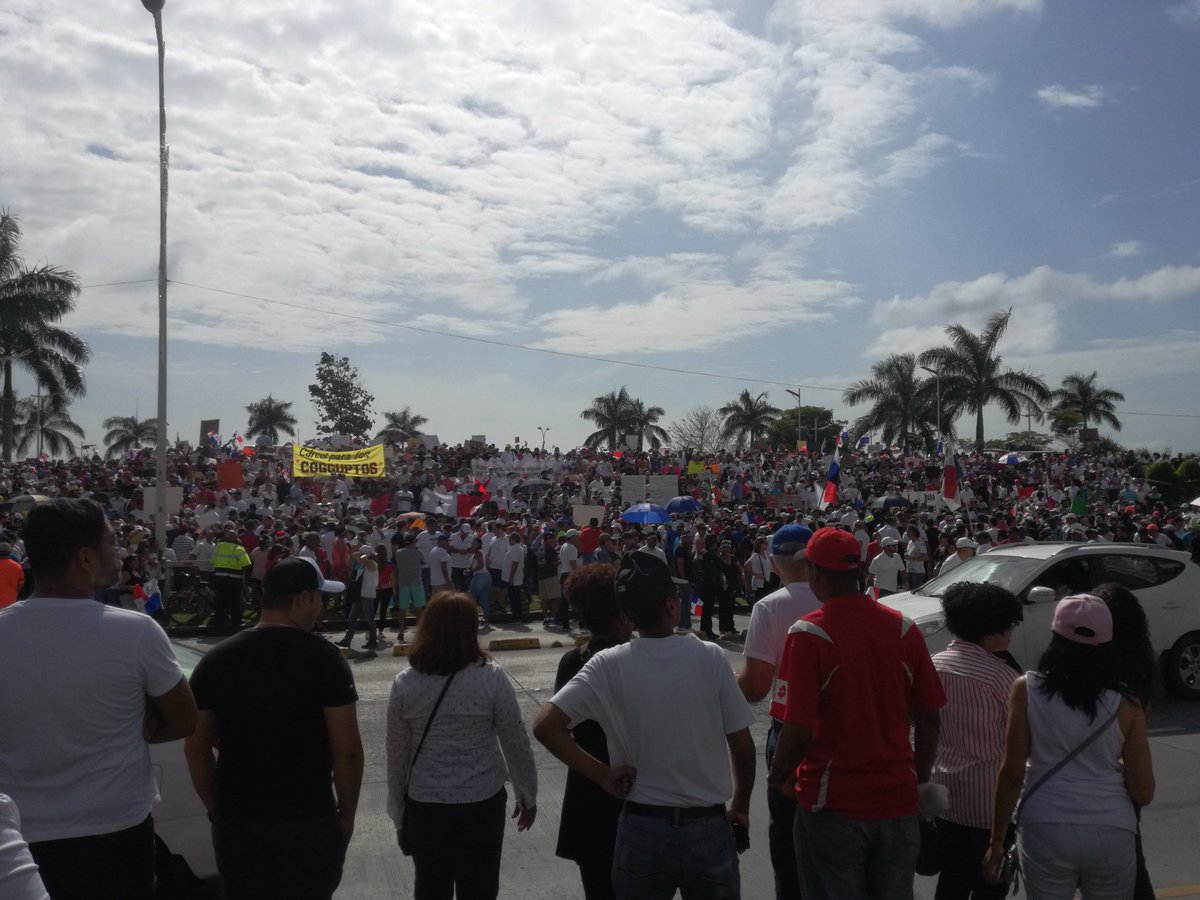 RickyTejada_'s tweet photo. Marcha contra la corrupción en la Cinta Costera. @DiaaDiaPa https://t.co/4limYbxyfh