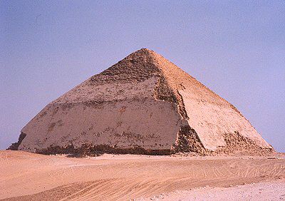 quellodiarte's tweet photo. Il faraone #Snefru, padre di #Cheope, decise la costruzione di una piramide a facce lisce. L’inclinazione delle facce inizio a 55° per arrivare a un’altezza di 130 metri. Dei cedimenti chiesero un cambio di pendenza a 44°. Restò così una pionieristica piramide a doppia pendenza. https://t.co/OnjBLFJ9lj