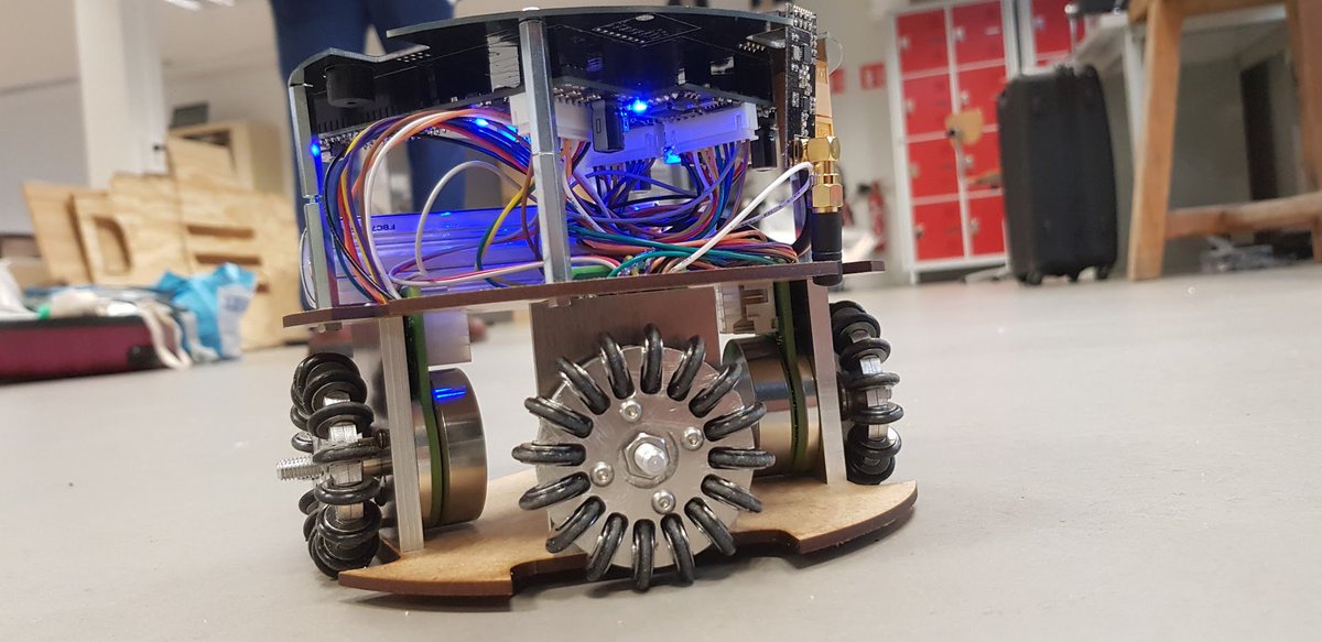 Notre premier prototype #RoboCup #SSL commence à rouler! youtube.com/watch?v=DBJFQc… cc @iutInfoBdx <a href="/ClubInnoUB/">ClubInnovationUB</a>