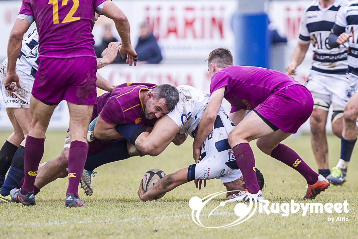 Rugbymeet's tweet photo. "Guai se ti prendo".... Preso! @FavaroSimone
Le altre foto di Rugby Mogliano - Fiamme Oro by @AlfioGuarise 📷
👉🏼 https://t.co/eSKPVJ1Df0
#rugby #MOGvFOO #eccellenza #placcaggio #tackle #picoftheday #photooftheday #rugbymeet https://t.co/r4LxmroF9n