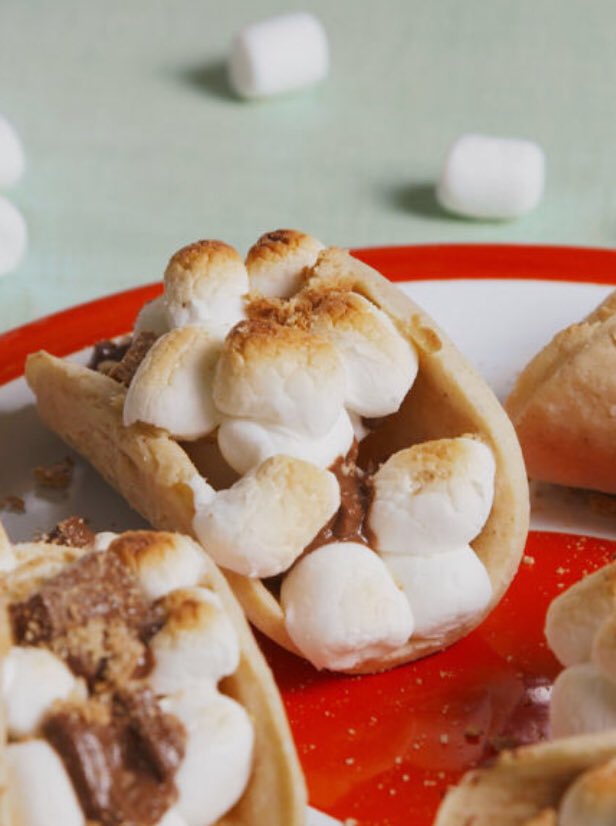 PlatesClean's tweet photo. Are you guys ready for the greatest #dessert today? OK here you go s’mores tacos perfect for kids and adults and for this cold weather too enjoy it #delish https://t.co/yrulnGbDud