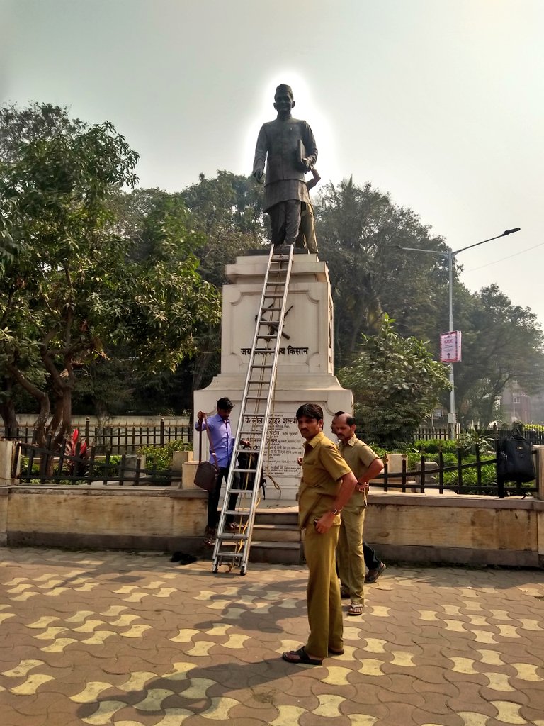medinikajarekar's tweet photo. At first, I was amazed to see this statue of Lal Bahadur Shastri ji getting cleaned.
... And suddenly realized, 11th Jan is his death anniversary!
That's how this city pays tribute ! :)
#CleaningStatues #LalBahadurShastri https://t.co/oVZOZ7gsTp