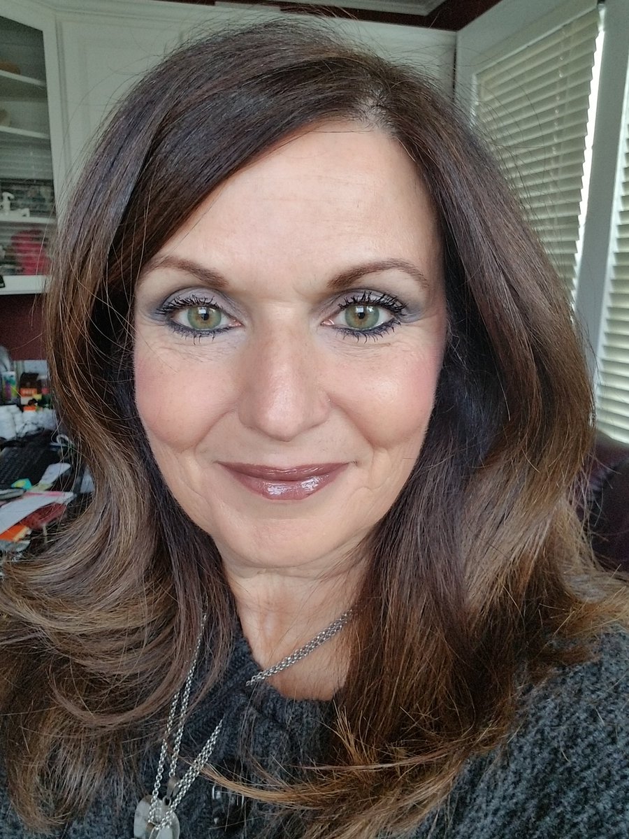 rat0529's tweet photo. Pls RT! Check out my page for full line of #Younique #makeup and #skincare  today I'm using #splurge cream shadows and Lucky #lipgloss  which is becoming one of my favorite go to  #makeup #beauty https://t.co/bYVcXzN2DV https://t.co/PFEomAyAv7