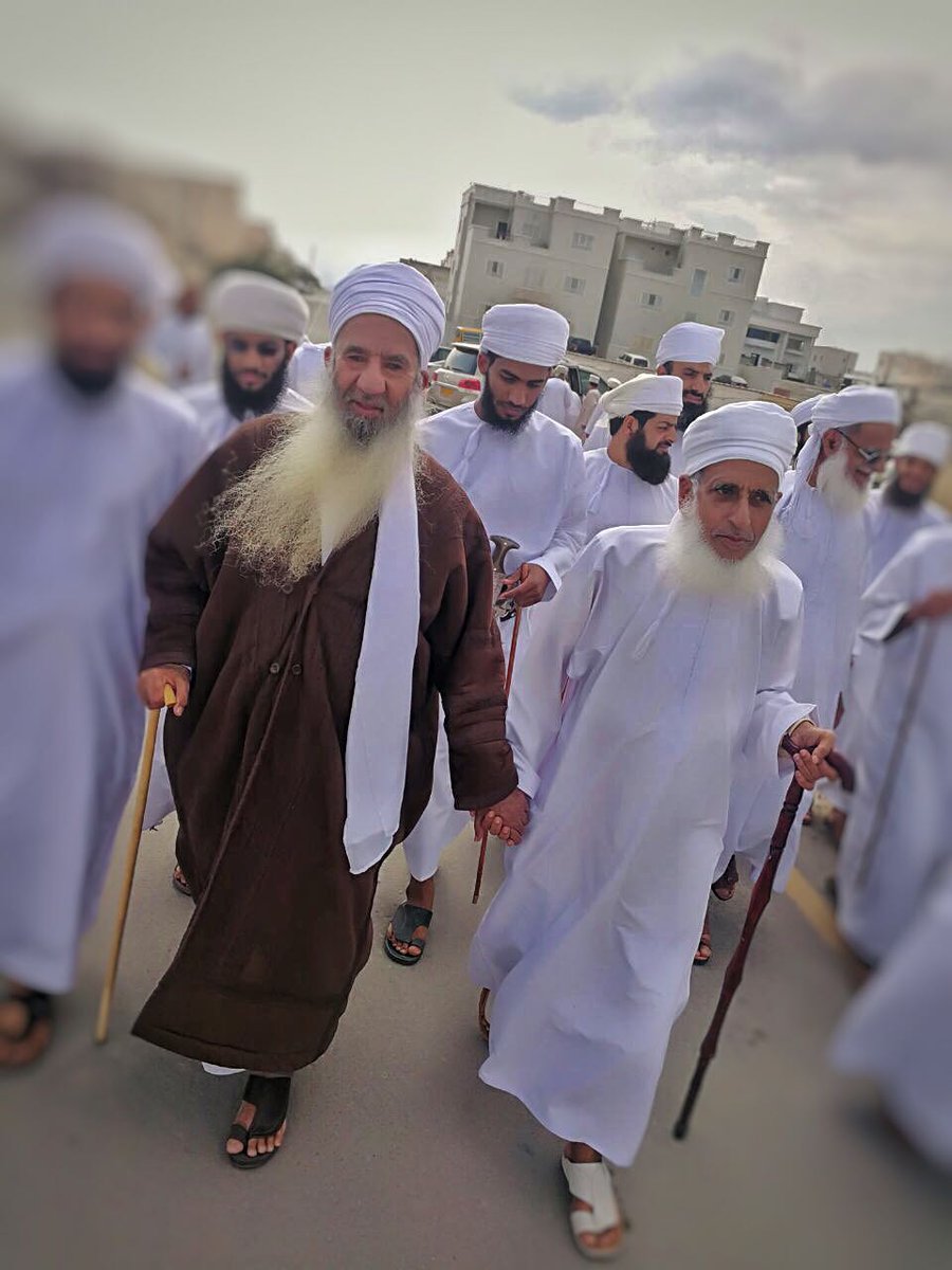 من أجلّ الصفات وأقربها لطهارة القلوب وسلامتها ، تواضعُ العلماء لبعضهم البعض ، والحبُ المتبادل وصفاءُ القلوب فيما بينهم ، والشيخ أحمد حفظه الله يفرح كثيرا بلقاء الشيخ حمود.
بل سمعته في مواقف مختلفة يقول للشيخ: " أنت أقربنا إلى الله".