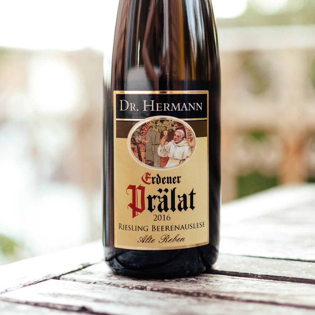 Rieslingheroes's tweet photo. One of the really rare #beerenauslese #riesling wines of 2016 comes from #drhermann 🌟🚀. His #erdener #prälat #altereben #goldkapsel is a gift for sweet #mosel fans 👍😊. Dense, deep golden, oily. Great notes of exotic fruits, citrus notes and honey. Slightly herbal, smoky. https://t.co/pwruIvLH0d
