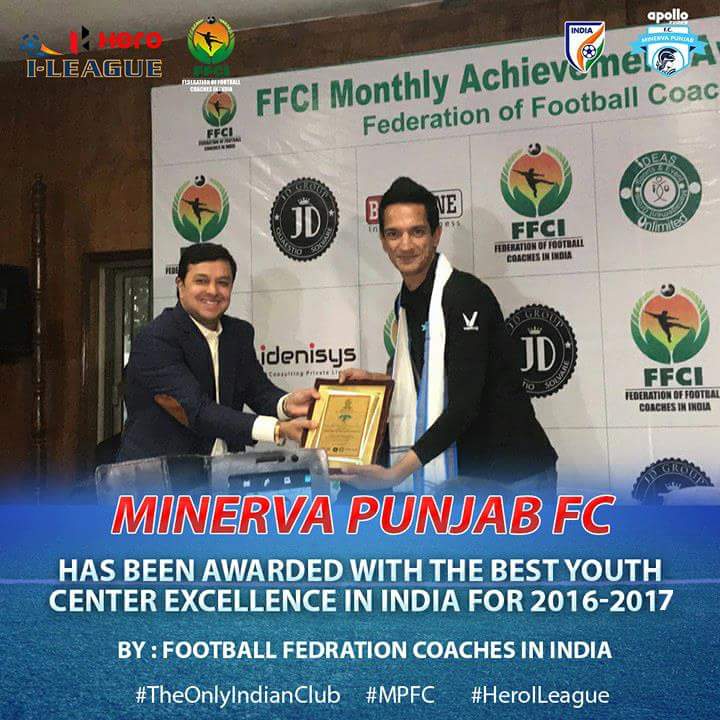 minervapunjabfc's tweet photo. 👏🏆 Our boss @THE_RanjitBajaj receiving The Best Youth Centre Excellence in India award by federation of Football Coaches in India (FFCI) ⚽
#chakdephatte #IndianFootball https://t.co/ZnsTuFaSQ8