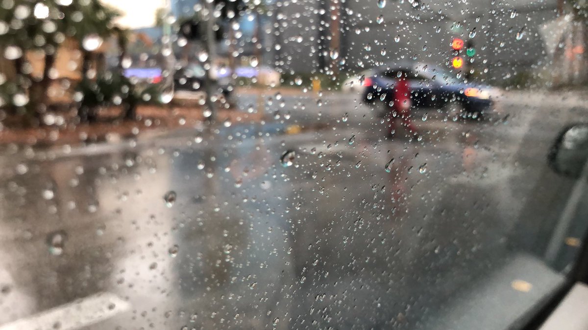 thassius's tweet photo. Ninguém estava esperando por tanta chuva em Las Vegas. A movimentação dos visitantes fica bastante comprometida, pois há diversas áreas abertas para chegar aos pavilhões e aos hotéis. Já estão chamando de #cespocalypse. https://t.co/n2xzy1CVy9