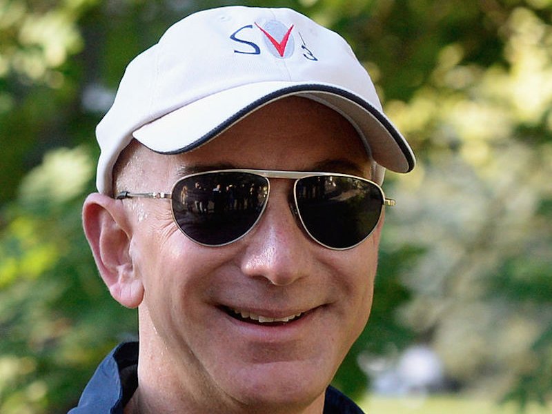 TechInsider's tweet photo. A day in the life of the richest person in history, Jeff Bezos — who made $6.44 billion in one day and still washes the dishes after dinner https://t.co/RH0faIoU0U https://t.co/NTZGONv3rp