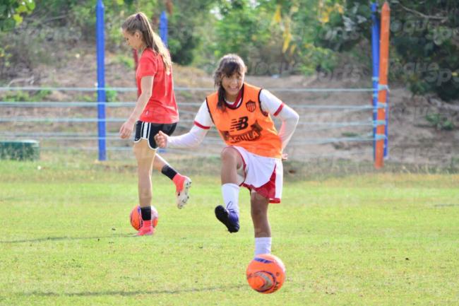 Minutojuniorist's tweet photo. UNA NIÑA DE 14 AÑOS EL FICHAJE 
LA ESTRELLA DE @JuniorClubSA
@JuniorTiburonas LE APODAN "LA RONALDINHA"
Iranis Centeno Ha marcado en su corta edad más de 800 goles. Nuñez D.T dice que tiene  talento para jugar en el equipo profesional.
POR SU EDAD SU MAMÁ FIRMARÁ EL CONTRATO https://t.co/PCnHeUash8