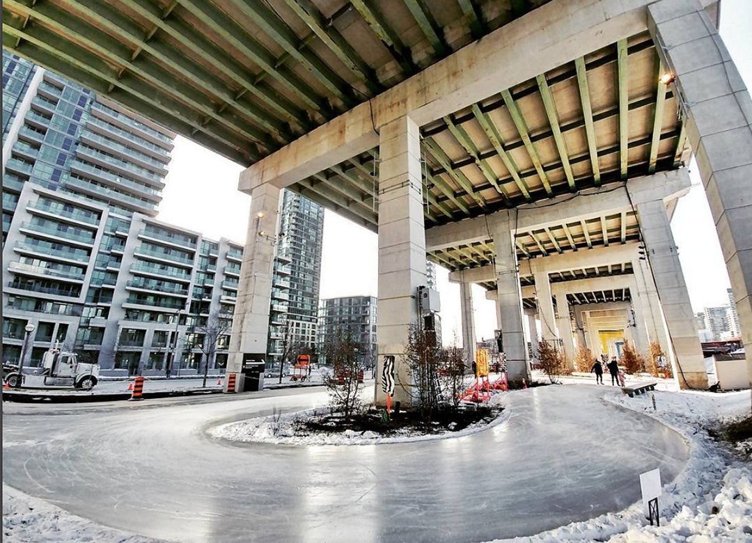 fredimagazine's tweet photo. The Bentway 📍Toronto skating trail is now open in Toronto! Dress warm and enjoy this winter activity our beautiful city has given us! ⛸❄️ [ 📸 Hector Vasquez ]

#SkateTO #TorontoSkate #Toronto #WinterFun #canada #downtown #streetsoul  #lovetoronto #cityscape #winter #skate https://t.co/2IpQHrZUy3