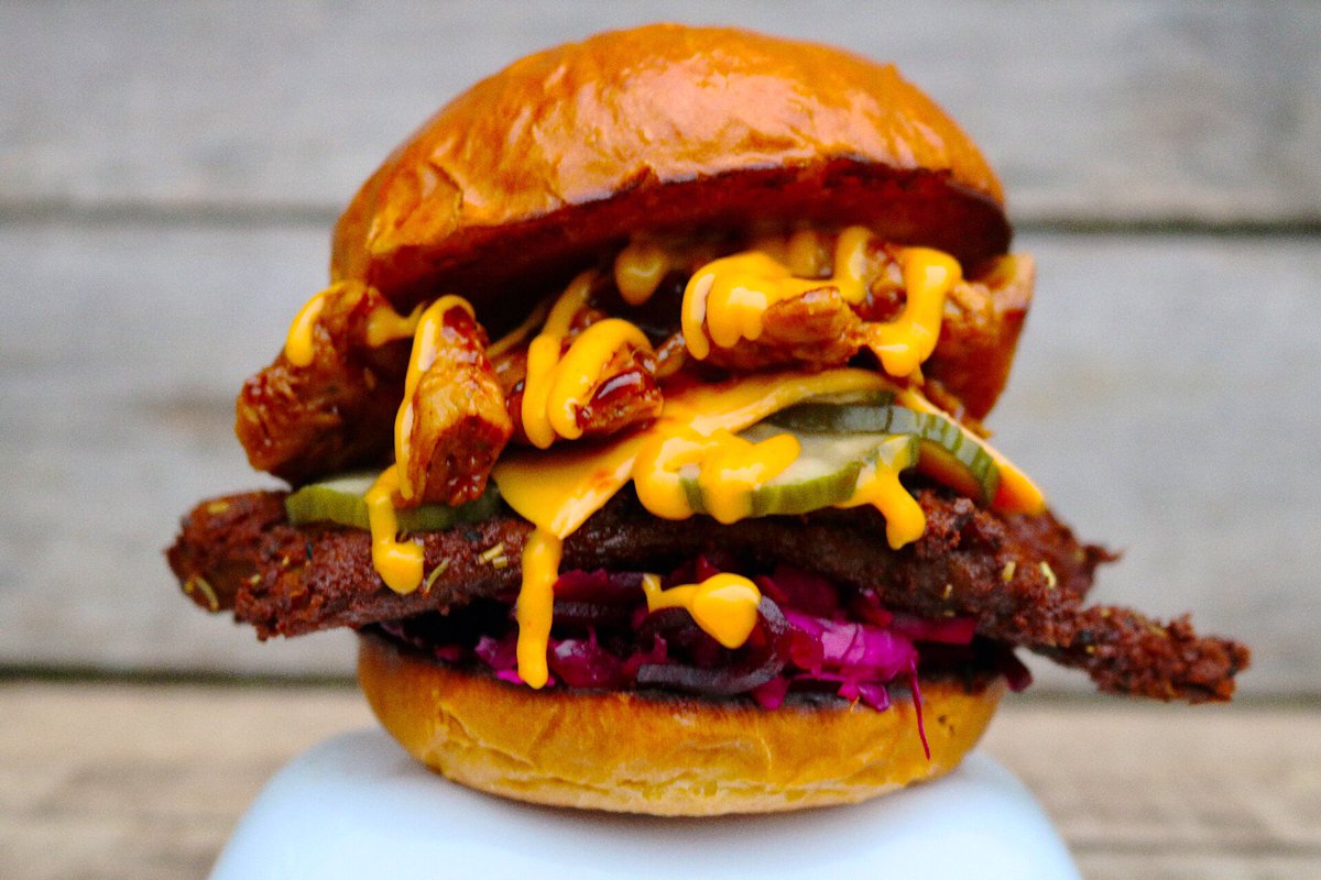 CattleShedFood's tweet photo. We’re starting to think #wicked things thanks to @WeAreVeganuary @WickedHealthy 
Rosemary and nigella fried aubergine fillet, bbq Oumph with drunk pickles, slaw, cheese and smoked sriracha #vegan #veganfoodshare #nomeat #oumph https://t.co/5D1taW6wOT
