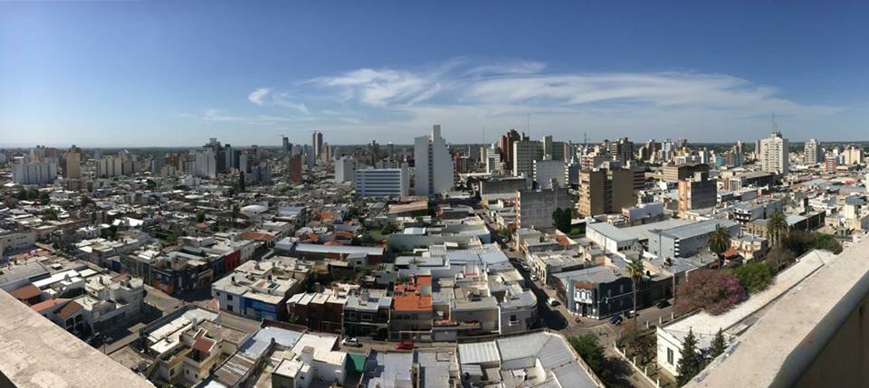 RadioLolaOk's tweet photo. Cielo de verano... Lo llenamos de canciones? #LaSiesta con joni hasta las 16🎧 3585166242📻 Lola #SosVOS🌴🎵☀ https://t.co/mFgySc9blt