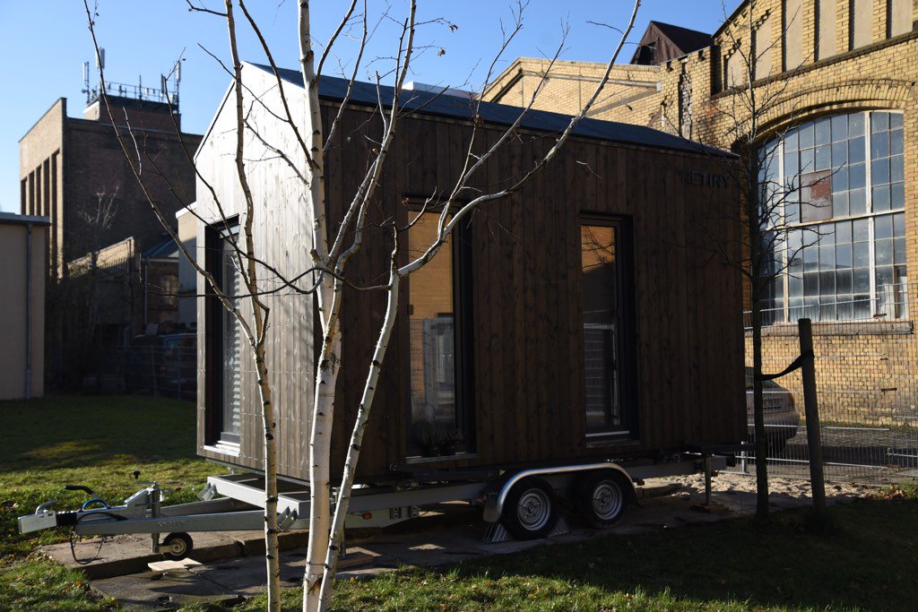 __Margarete's tweet photo. #tinyhouse #artistinresidence #berlin #schoeneweide
#bryanadams in #neighborhood https://t.co/YlkVKC0dO4