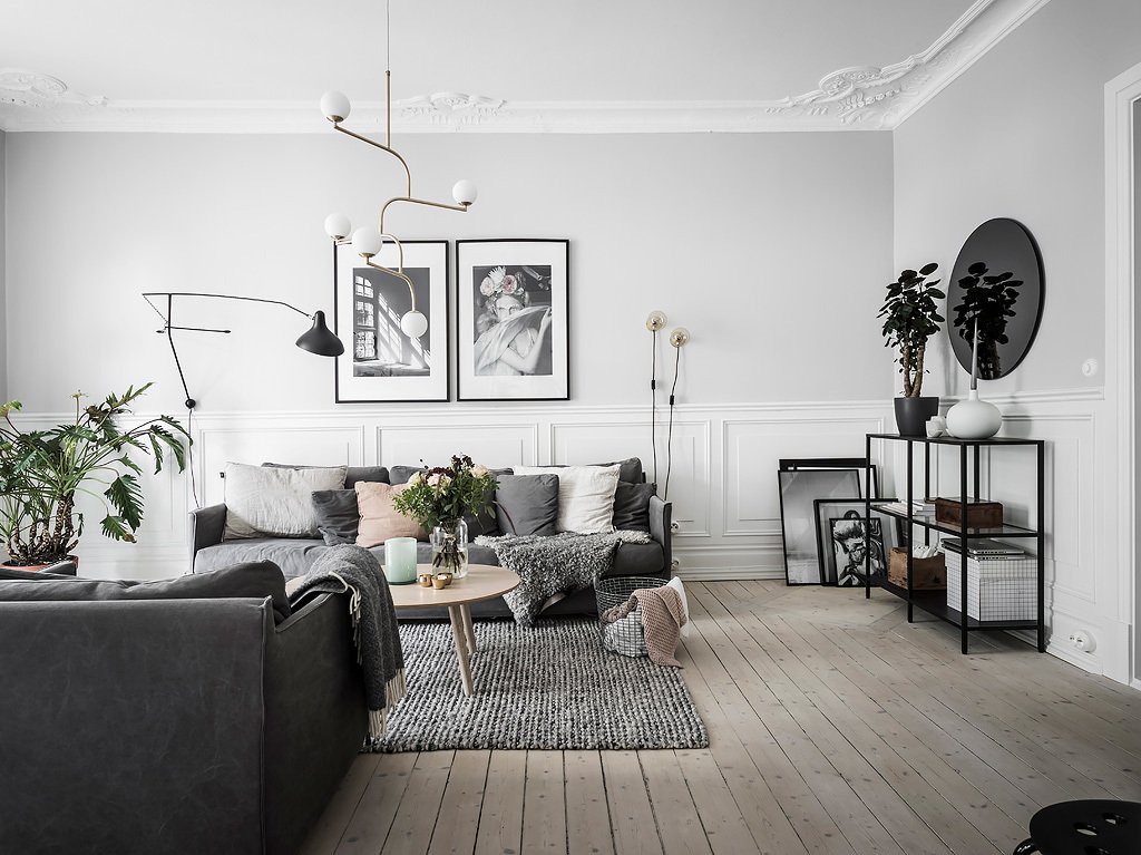 I just love this casual and cosy home in Sweden. See the full tour on the shop's blog A Nordic  bit.ly/2DbgA9k   gronandwhite.com #noridcinteriors #scandinavianinteriors