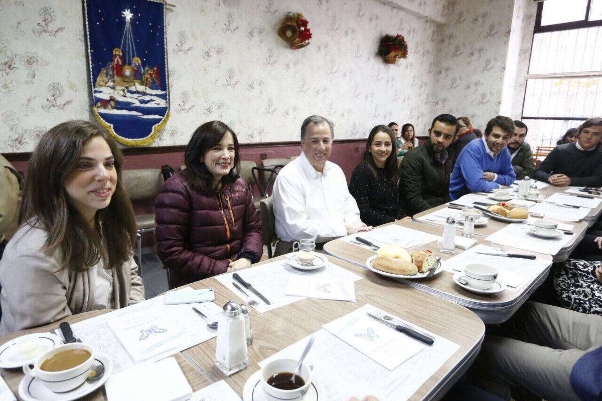 Muy buen día. Arrancamos en #Queretaro con un delicioso desayuno en La Mariposa con jóvenes y artistas.
#LoMejorEstáPorVenir
#PepeMeadeEnQueretaro