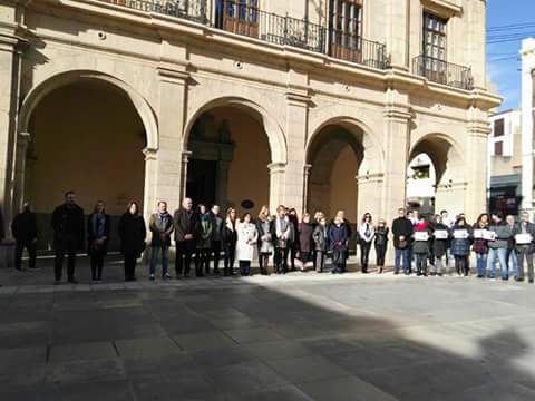 Concentració a les portes de l'Ajuntament de Castelló contra els assessinats masclistes.
#NiUnaMenys
#EnsVolemVives