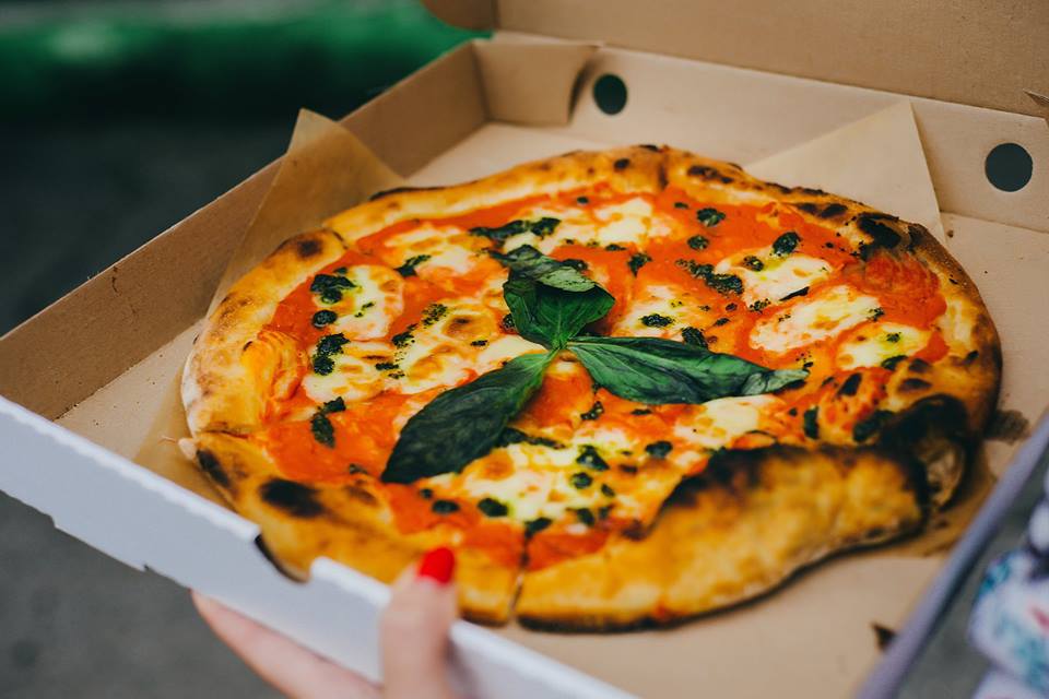 FoxInnAnsty's tweet photo. Don't forget about our takeaway and delivery service, "The Fox Inn at your Door" 🍔🍕🥘

We've got everything from Pizzas, to British classics and Curry! 
Available from 6pm everyday! 🚗

Check out our menu and ORDER here - https://t.co/VxQ5BmcWkG https://t.co/r1dV7CEtd1