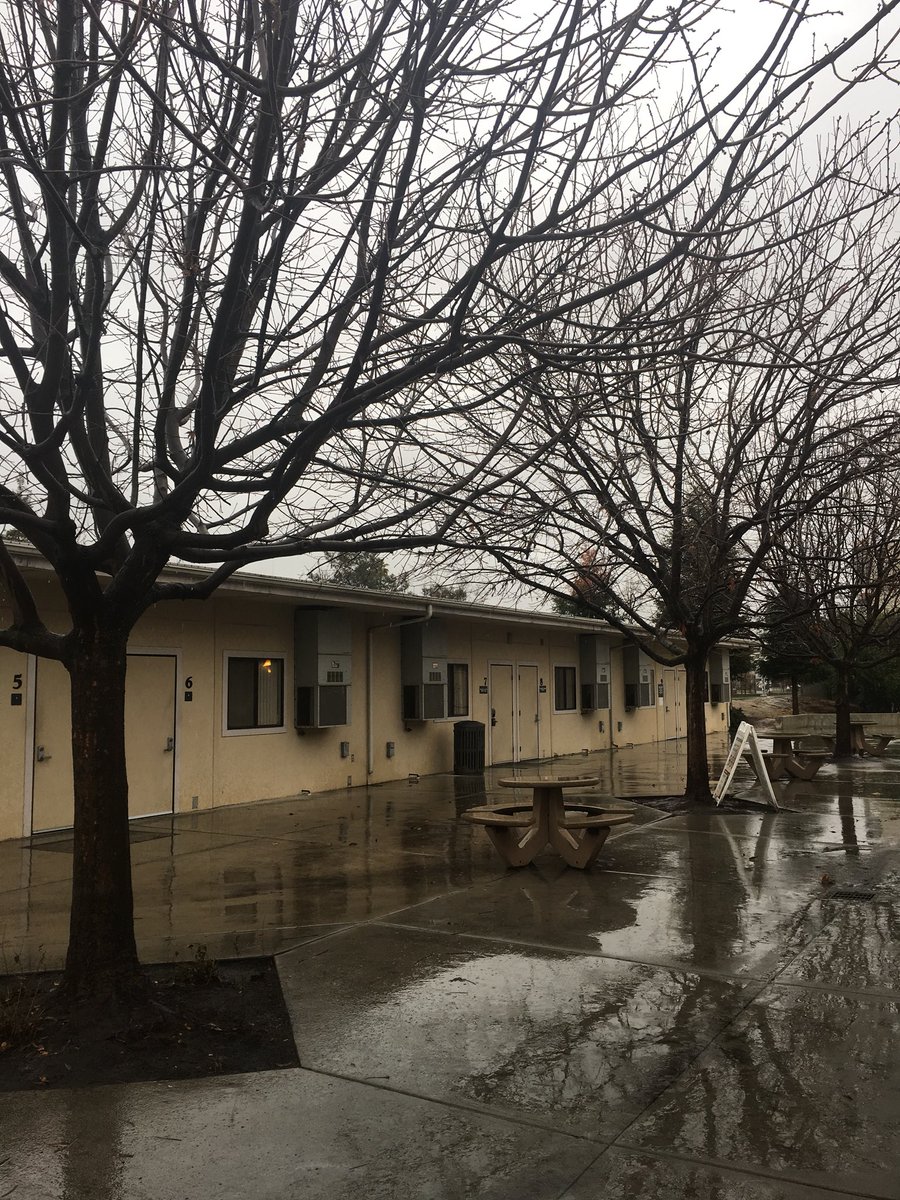 It’s a rainy registration day for the AEI! We’re so happy to welcome our new and returning students 😀