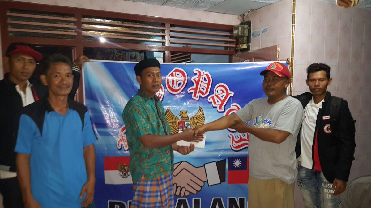 SSutadiwangsa's tweet photo. Tadi sore anak anak Pemalang . PASOPATI  yang di Taiwan dan korea memberikan Santunan ke korban puting beliung bojongnangka dan tambak rejo sejumlah 45 rumah.@ pasopati @pakjunaedi @puspindes @kecpemalang1 @ganjarpranowo https://t.co/BjQs0eD39P