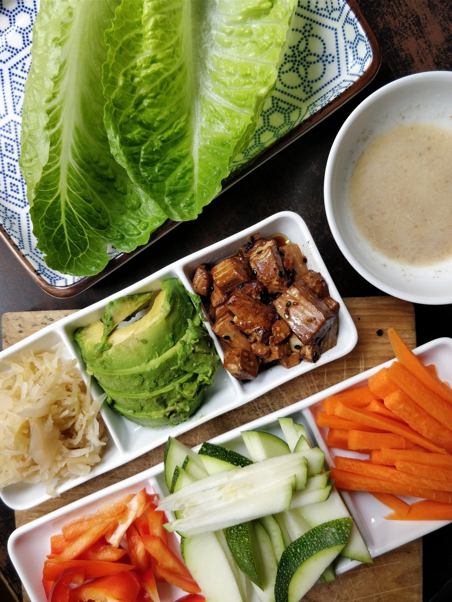 jpijuann's tweet photo. ➡️Hojas de lechuga 🌱🌱
➡️ Aguacate 🥑🥑
➡️ Zanahoria 🥕🥕
➡️ Calabacín 🥒🥒
➡️ Pimiento rojo 🌶️🌶️
➡️Tofu a la plancha con especias 
➡️ Chucrut
➡️Aliño hecho con medio limón 🍋🍋, tahin y ajo en polvo

Me encantan mis inventos 😍
#vegan #vegano #veganlife https://t.co/RSu2H3MiZ1
