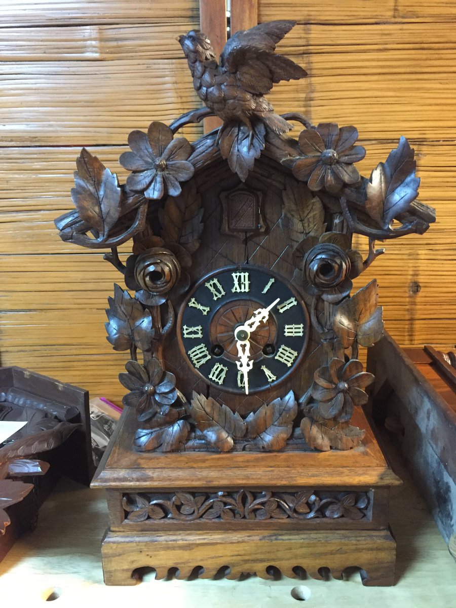 JordanClocks's tweet image. Nice little mantle cuckoo clock. Circa late 1800’s to early 1900’s. #cuckooclock