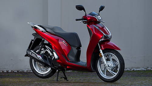 lautomobile_ACI's tweet photo. È l'@Honda #SH150 il mezzo a due ruote più venduto in Italia nel #2017.
Lo scooter giapponese fa l'en plein, conquistando con tre diverse cilindrate tutto il podio delle #moto più vendute. Bene @BMW, @YamahaMotorIT e @DucatiMotor https://t.co/EczatkmKLF https://t.co/BgIhKZuDF6