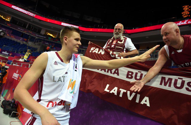 SportsTVNET's tweet photo. Porziņģa pārstāvētā «Knicks» veltīs spēli Latvijas simtgadei https://t.co/osK9CdrWk3 https://t.co/pedI79YCPZ